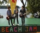 Brothers Shane (Joe Jonas), Nate (Nick Jonas) ve Jason Gray (Kevin Jonas) Camp Rock Beach Jam şarkı söylemeye
